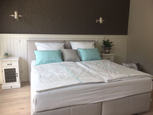 Skandi styled Schlafzimmer, graues Bett