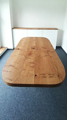 Konferenztisch mit Mittelfuss und Sideboard aus Wildeiche 
