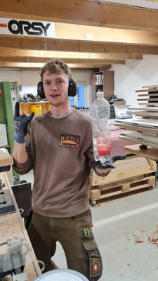 Niklas im Prozess in der Werkstatt