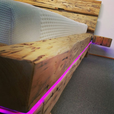 Bett aus alten Dachbalken mit LED Beleuchtung 