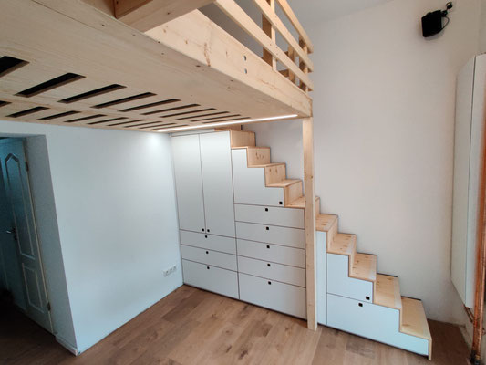 Treppenschrank mit Hochebene 