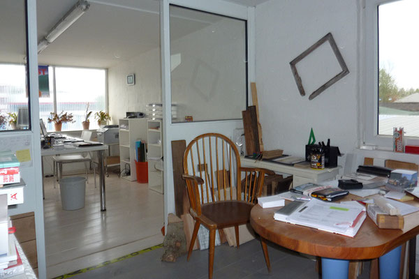 Büro und Aufenthaltsraum in alter Werkstatt