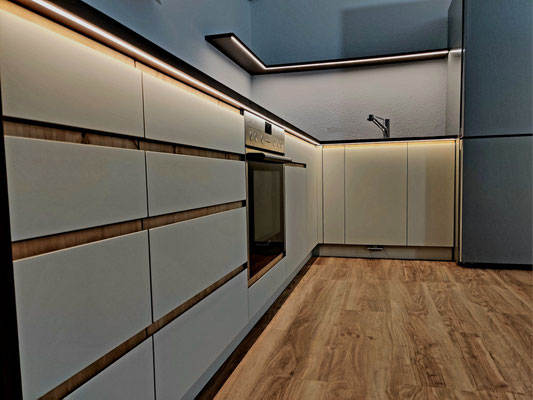 Küche mit Linoleum Fronten und LED System 