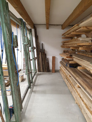 Holzlager und Plattenpresse in Werkstatt