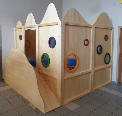 Bällebad Kindertagesstätte, mit bunten Details
