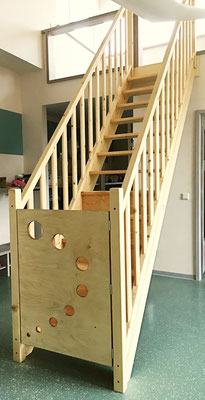 Massivholz Treppe geölt mit Tür  (Kindergarten) Geschoss Höhe 2,80m