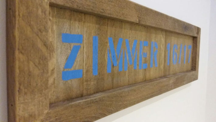 Hinweisschilder Hotel Appartements, braunes Schild mit blauer Schrift