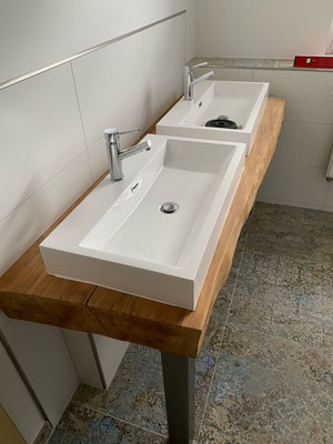 Waschtisch aus einer ganzen Massivholz Bohle 