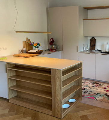 Gebaute Küchenelement mit Arbeitsfläche, offenen Fächern und integrierten Hundenäpfe