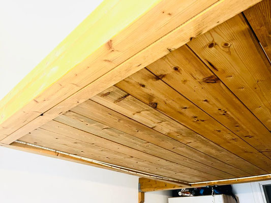 Hochebene Hochbett von unten mit Dielen 