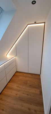 Ankleidezimmer Bewegungsmelder gesteuertes LED-SYSTEM, minimalistisch