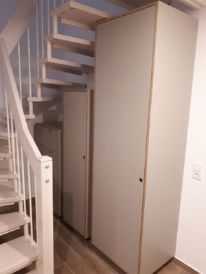 Treppenunterschrank mit Garderobe 