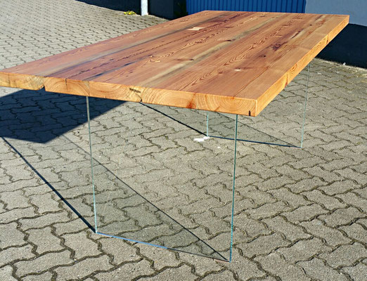 Tischplatte aus uralten Balken mit Kristallglasscheiben als Beine 