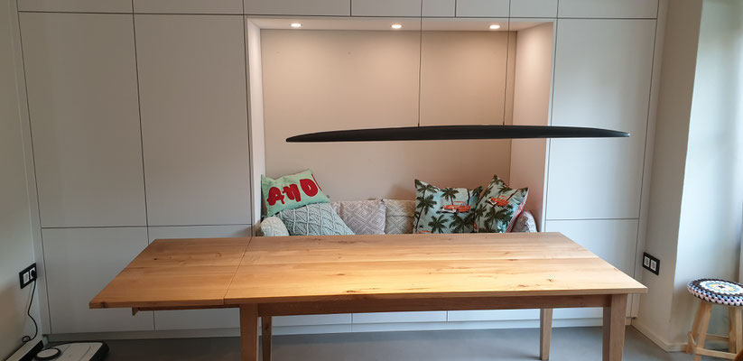 Esstisch ausziehbar mit Kulissenauszug und Schrankwand mit Lounge LED System App Steuerung 