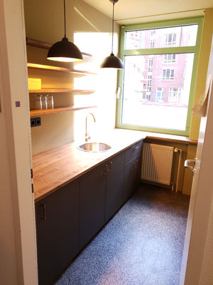 Teeküche Yogastudio Linoleum und Massivholz 