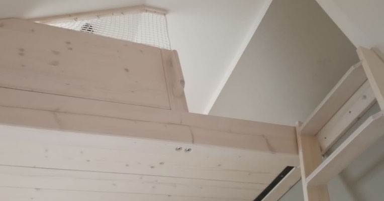 Einstieg zweite Ebene Massivholz Kiefer weiss gewachst 