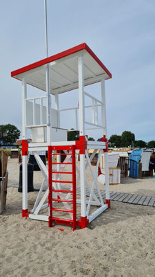Wasserwachtturm Strande mit roten und weißen Details
