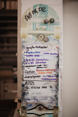 Memo-Skateboard, mit Notizen an Wand