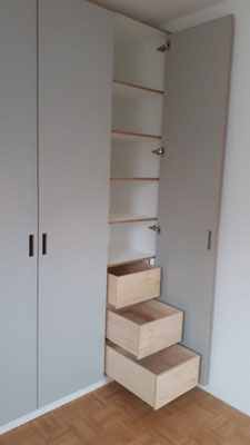 Kleiderschrank mit Linoleum und Multiplex 