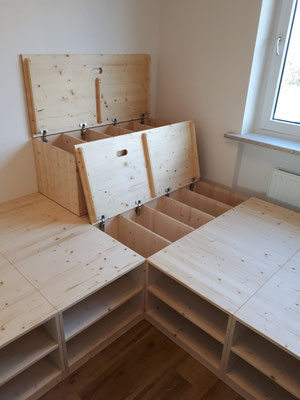 Stauraum Schlafpodest, aufgeklappt