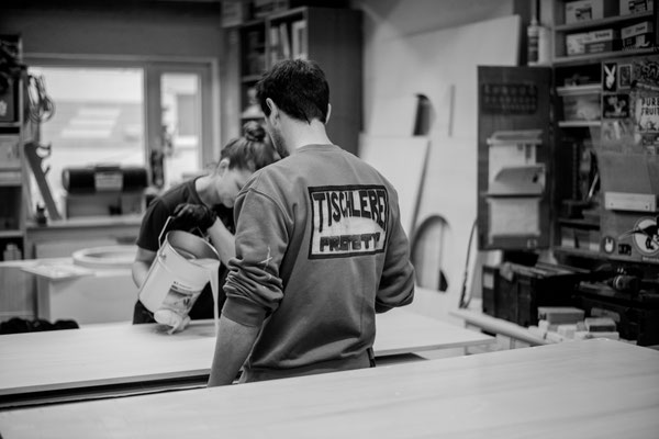 Jan kontrolliert Arbeit der Mitarbeiter*innen