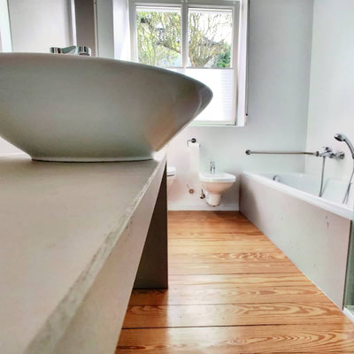 Waschtisch und Badewannenverkleidung aus Beton 