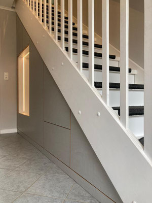 Treppenunterschrank, schlicht grau