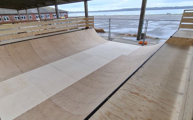Skatepark Skateboard Rampe, mit Fallschutz