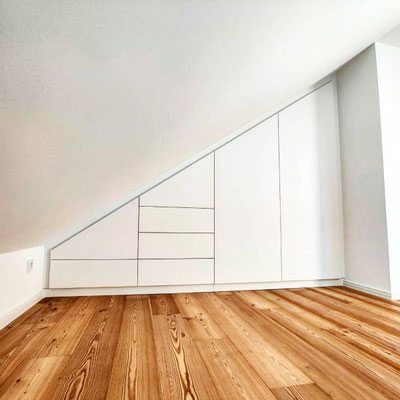Einbauschrank Dachschrägenschrank, schlichte weiße Fronte 