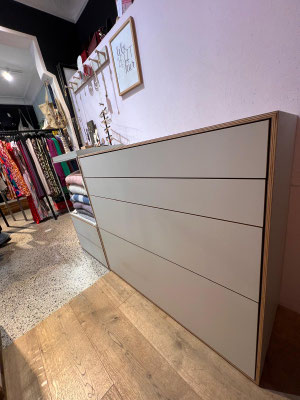 Kommode stylisch und clean, weiße Front