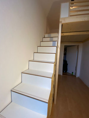 gebaute Hochebene mit Treppe und Stauraum darunter