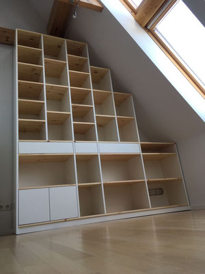 Dachschrägenschrank aus Massivholz und Dekorspan 