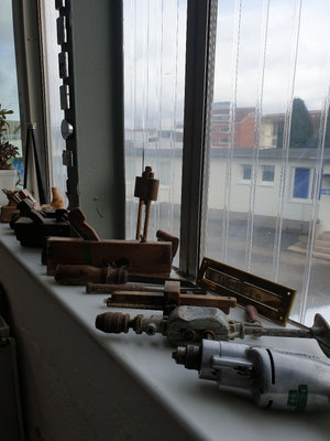 Sammlung von Retrowerkzeugen auf Fensterbank im Büro