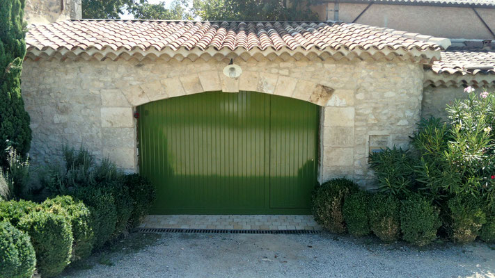 Couverture tuiles canal fixées sur ques 3 pans. Portail alu laqué coulissant électrique avec portillon intégré!
