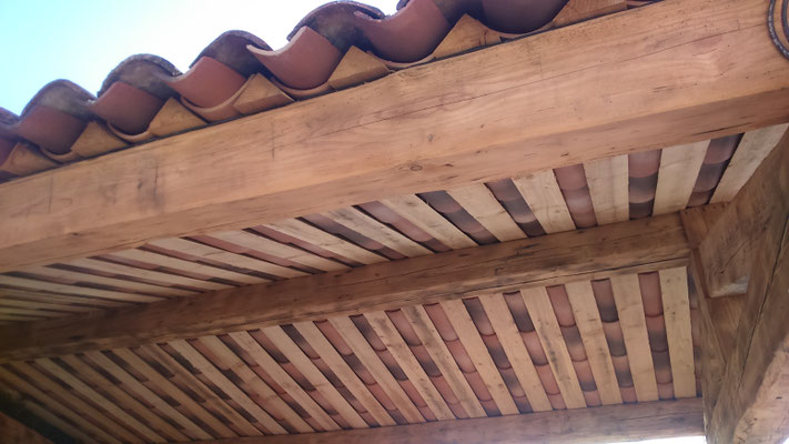 Espace extérieur couvert avec charpente en bois anciens
