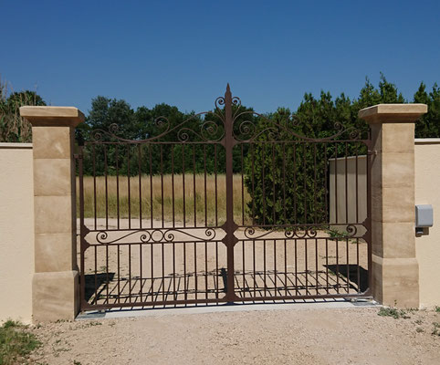 Portail en fer forgé finition "Hammerite fer forgé Châtaigne", pilastres en pierres naturelles teintées, automatisme CAME