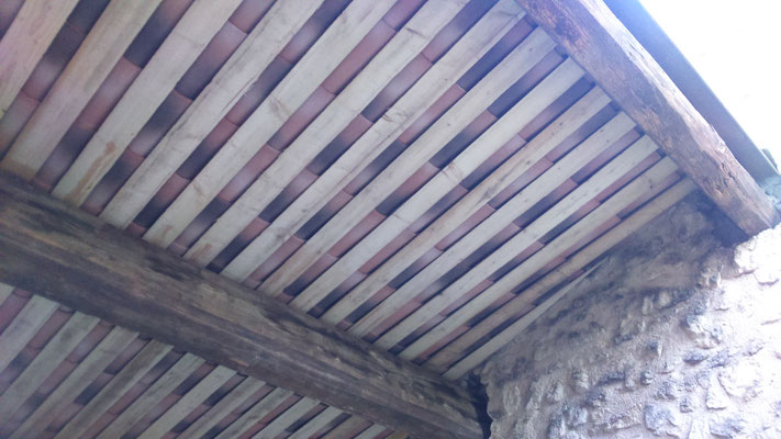 Toiture achevée. Reste poutraison à sceller au Parlumière moyen T80