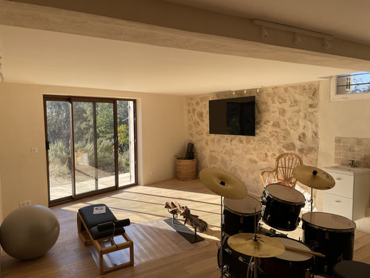 Aménagement d'une salle de sport/sauna: Murs en Calcidéco, sol en parquet chêne, menuiserie alu ton rouille