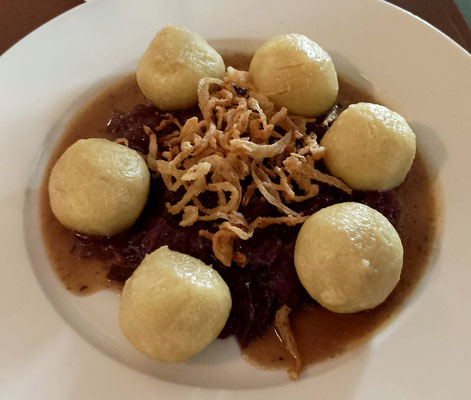 Česká klasika, bramborové knedlíky plněné uzeným masem + zelí