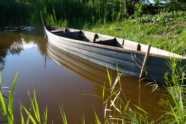 tradiční dřevěná loďka na jõgi