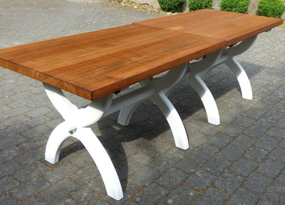 Massiver Esstisch (2-teilig) im Landhausstil. Maße (L/B/H) cm: 240/81/75, Plattenstärke 4,5 cm – Komplettpreis 850,00 €