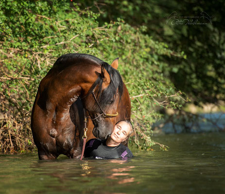 Sandokan MG V und ich beim Baden in der sehr kalten Loisach. Es war unser zweiter Badeausflug, er liebt das Planschen und Wälzen im Wasser. Schwimmen findet er noch etwas gruselig, wobei ich zum Schwimmen mit Pferd einen See mit seichtem Einstieg bevorzug