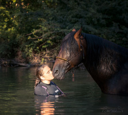 Sandokan MG V und ich beim Baden in der Loisach.  Wir verweilten gemeinsam eine ganze Weile im sehr kalten Loisach Wasser, genossen es sichtlich. Baden mit einem Wasser liebendem Pferd macht sehr viel Spaß! 