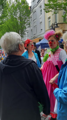 Foto. M. Gugle :Gespräch mit Clownin
