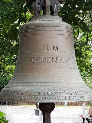 Gedenkglocke im Außenbereich