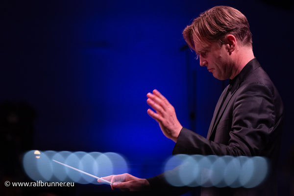 Bas Wiegers dirigiert das SWR-Symphonieorchester während des Abschlusskonzerts