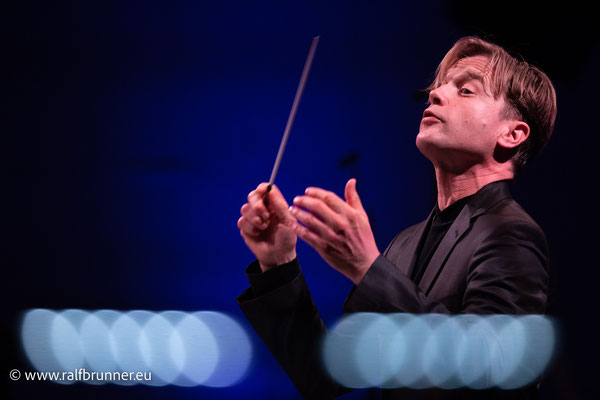 Bas Wiegers dirigiert das SWR-Symphonieorchester während des Abschlusskonzerts