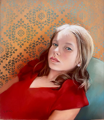 Jeune fille sur un canapé