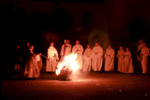 Menschen am Osterfeuer vor der Kirche