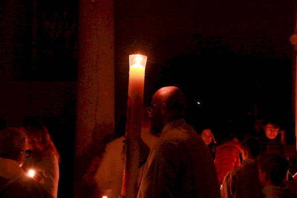 Das Osterlicht wird in die Kirche getragen.